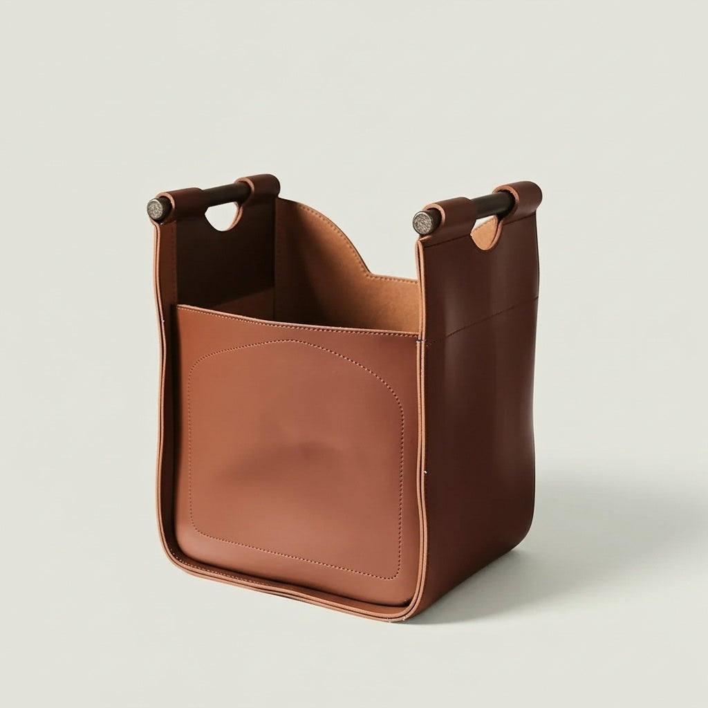 IZA – Corbeille à bûches en cuir, élégance et robustesse artisanale ORGUENDA UNIVERS
