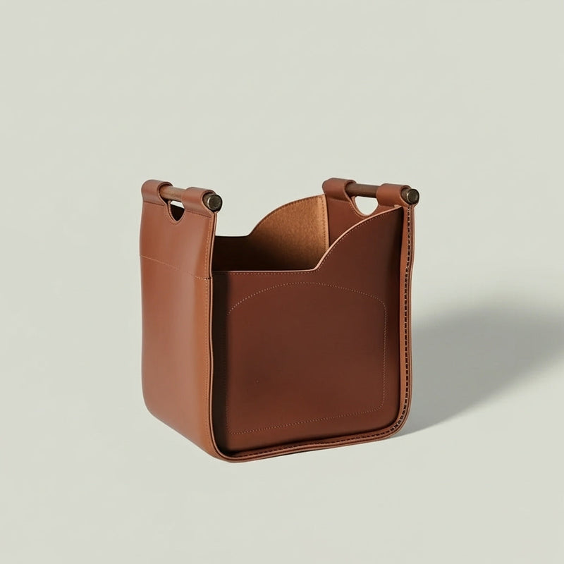 IZA – Corbeille à bûches en cuir, élégance et robustesse artisanale ORGUENDA UNIVERS